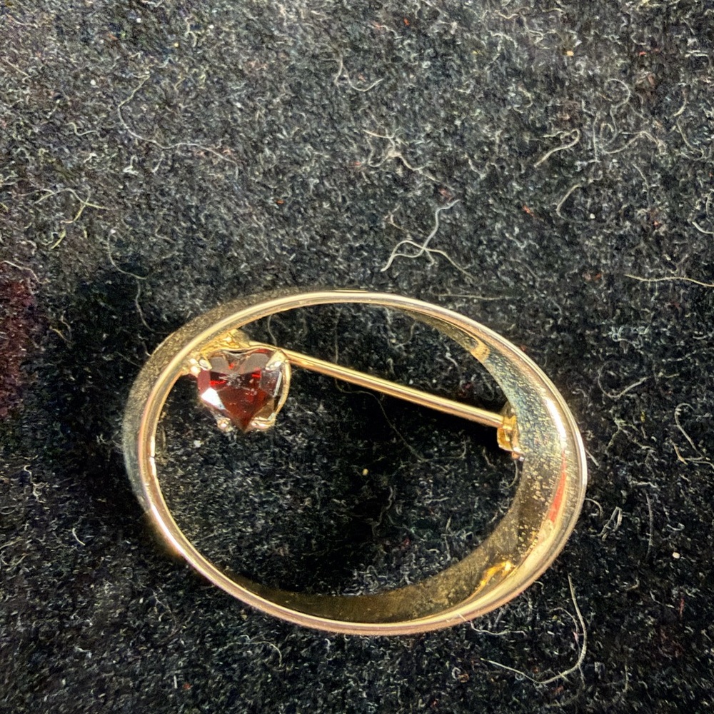 Elegant Vintage Gold-ToneOval and Red Heart Brooch